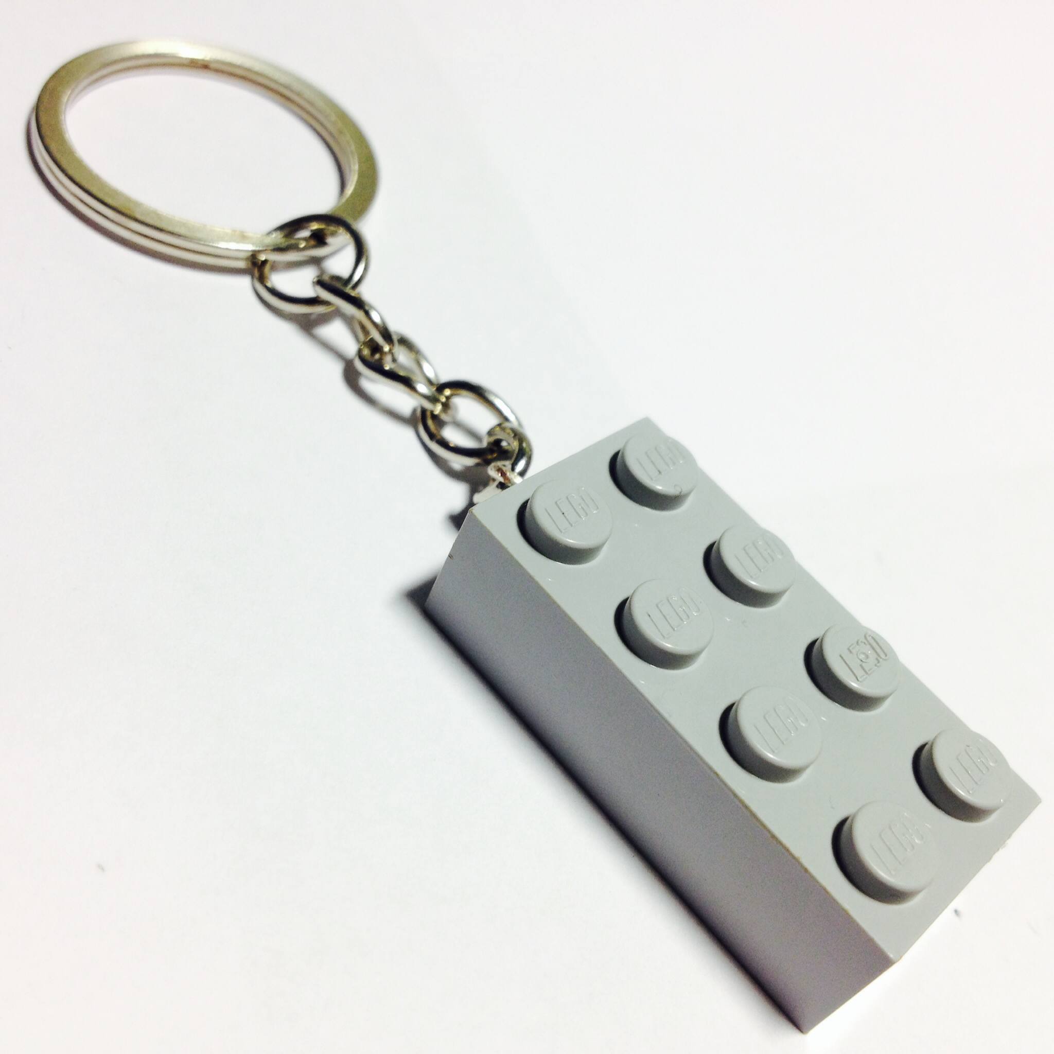Llavero gris hecho a mano con bloques LEGO® • Todo es Fabuloso