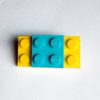 Broche original amarillo oscuro de LEGO con piezas intercambiables