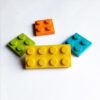 Broche original amarillo oscuro de LEGO con piezas intercambiables