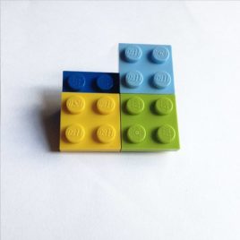 Broche original azul de LEGO con piezas intercambiables