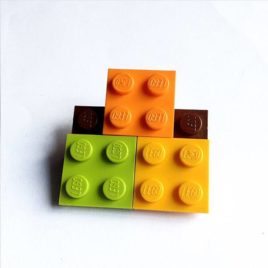 Broche original marrón de LEGO con piezas intercambiables