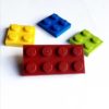 Broche original rojo oscuro de LEGO con piezas intercambiables