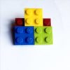 Broche original rojo oscuro de LEGO con piezas intercambiables