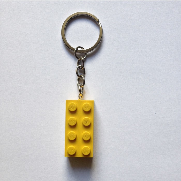 Llavero gris hecho a mano con bloques LEGO® • Todo es Fabuloso